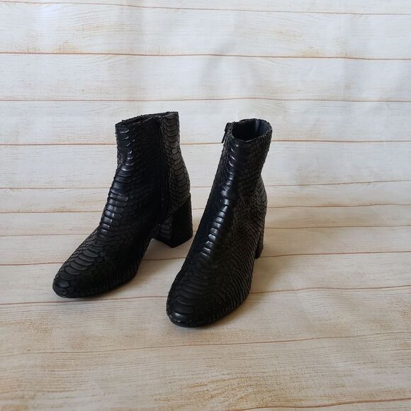 Steve Madden Crocodile Look Black Ankle Boots Booties Block Heel Women's Size 8M - Picture 10 of 15